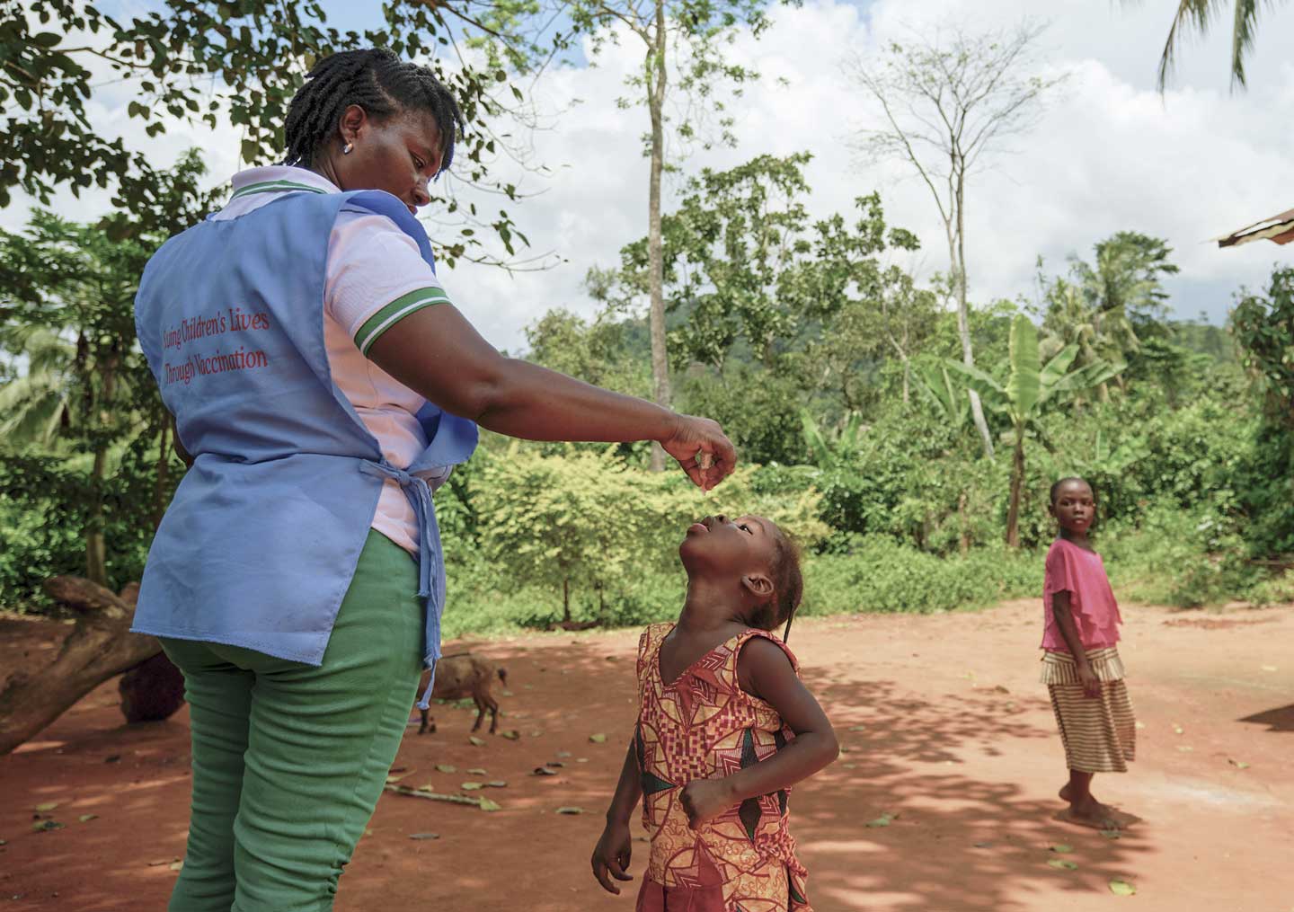 Un enfant reçoit le vaccin contre la polio à Koforidua, dans la région orientale, le 9 octobre 2020. ©UNICEF/ANNANKRA