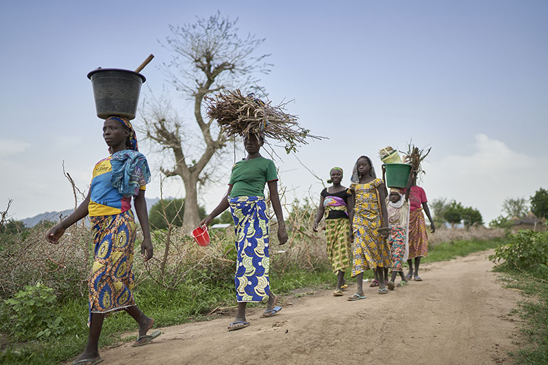 Women on their way to the farm – Photographer credit: Gavi/2020/Christophe Da Silva