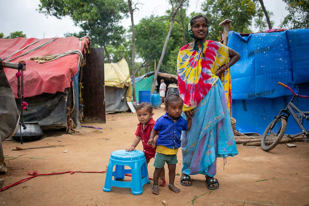 Subbamma and her children at home in a Horamavu blue tent settlement – Credit: Vivek Muthuramalingam