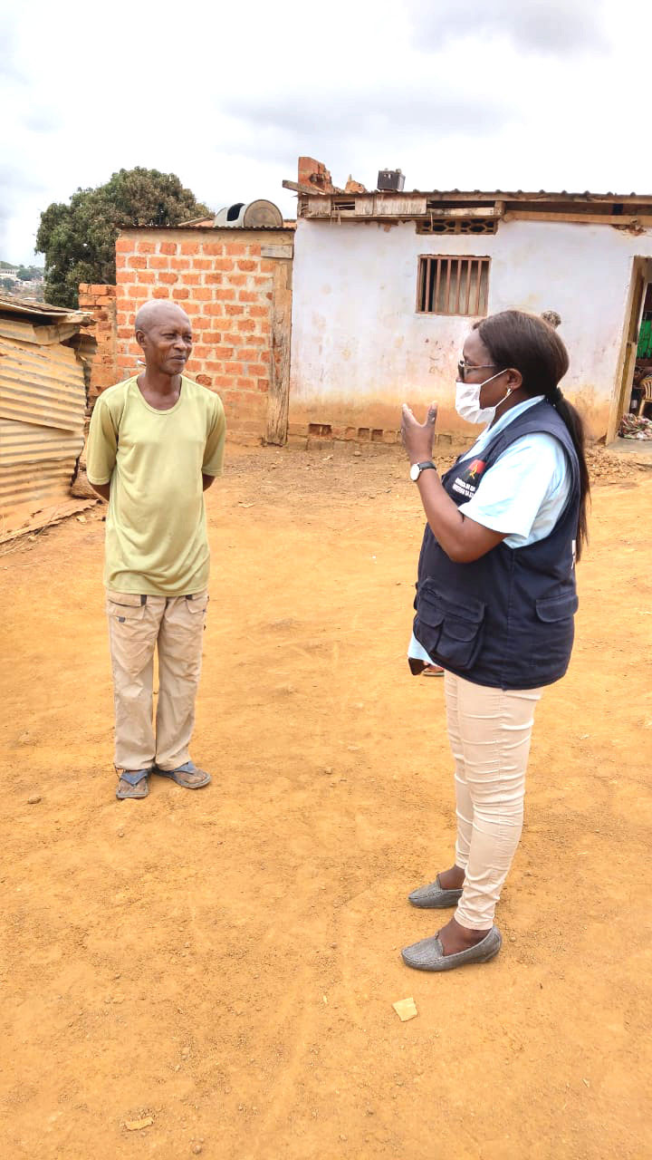 Dr. De Sousa speaks to a community member in Angola. ©Alda De Sousa