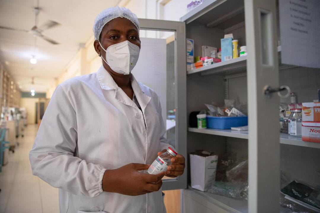 Senior Pharmacist Jennifer Boateng working at the Greater Accra Regional Hospital in Ghana. @ UNICEF/UN0588460/Kokoroko