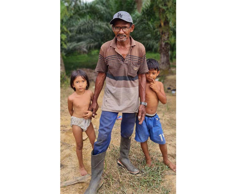 Children and their father in East Aceh rural area. Credit: Dyna Rochmyaningsih