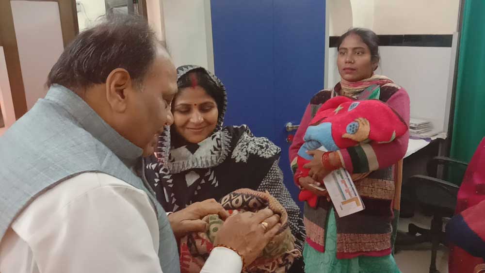 Dr Ashutosh Kumar Dubey, Chief Medical Officer of Gorakhpur, visits a vaccination centre. Credit: CMO Office 