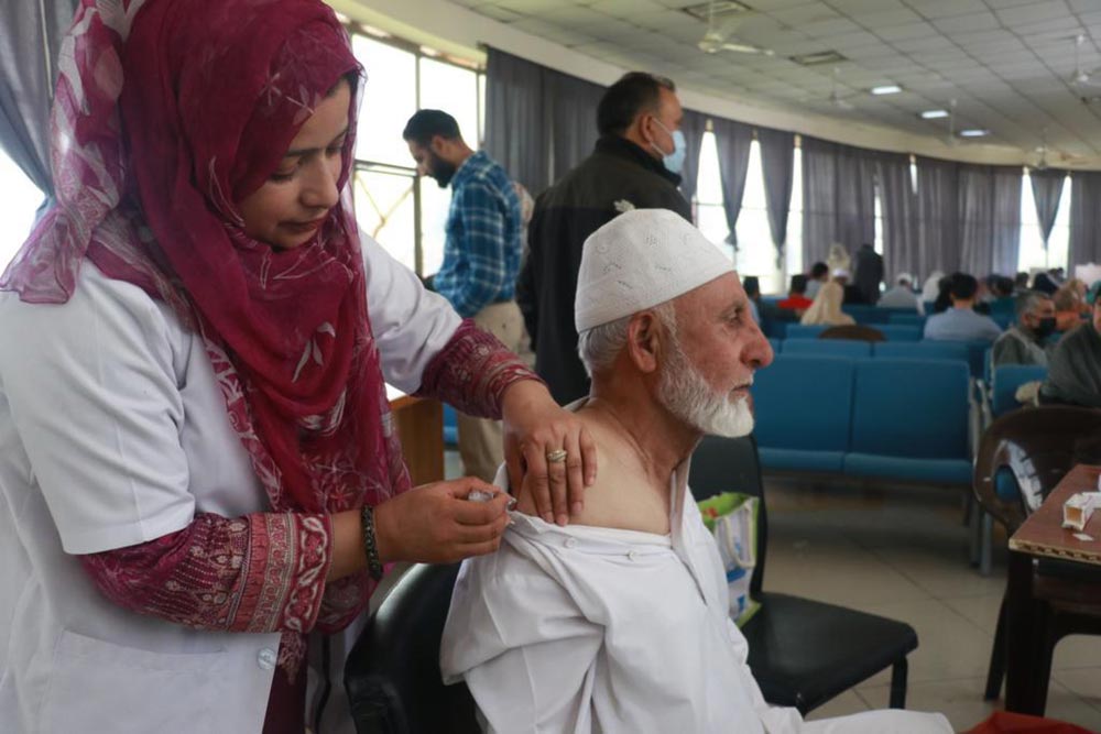 An elderly pilgrim receiving the meningococcal vaccine against meningitis in Kashmir. Credit: Nasir Yousufi