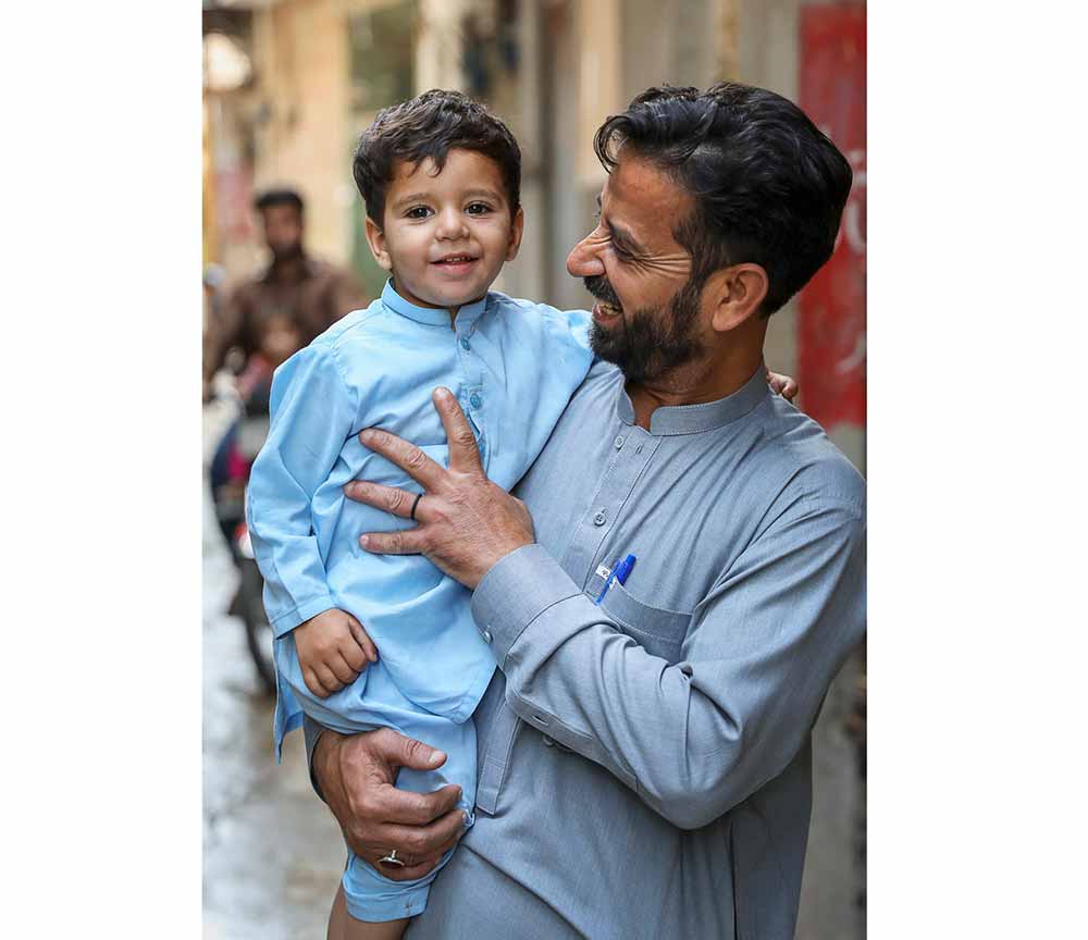Alamgir, father to 2-year-old Fazain  Peshawar, Pakistan  Photographer: Asad Zaidi