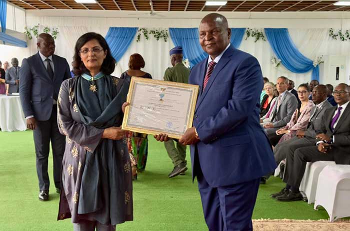 Gavi CEO Sania Nishtar receives an award on behalf of the organisation from His Excellency President Faustin-Archange Touadéra of Central African Republic. Credit: Pascal Barollier