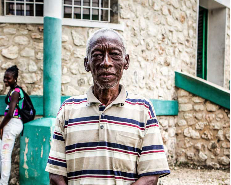 Joseph Mesura, one of many who help carry cold chain equipment in Haiti. Credit: Gavi/2013/Evelyn Hockstein