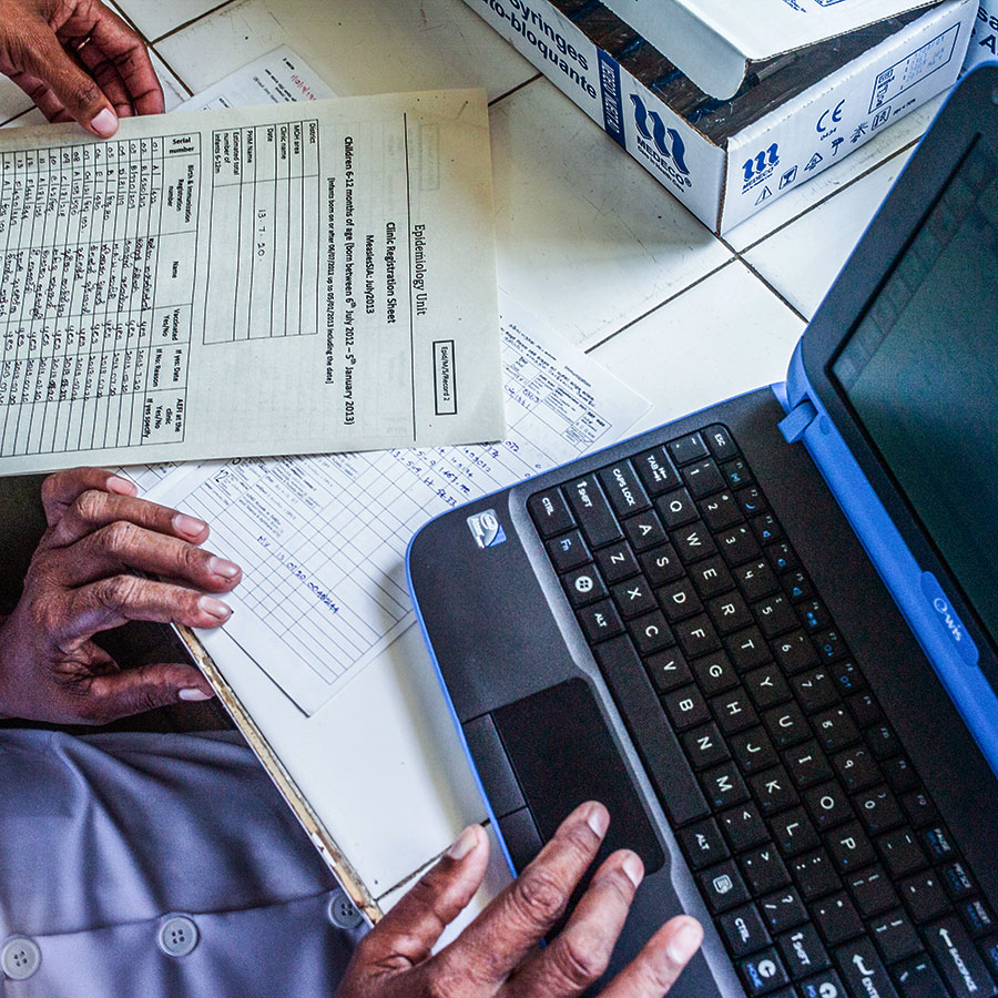 La technologie permet d’uniformiser le niveau d’information de tous les niveaux du système de santé. Photo :  Gavi/Mithra Weerakone