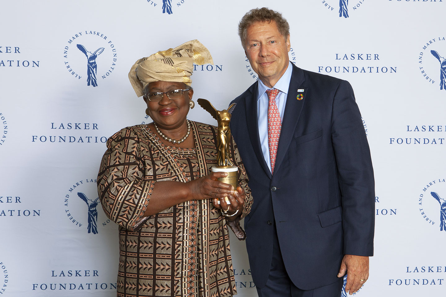Credit: Ellen Jaffe/2019_Ngozi Okonjo-Iweala, Gavi Board Chair and Seth Berkley, Gavi CEO, receiving the 2019 Lasker~Bloomberg Award.