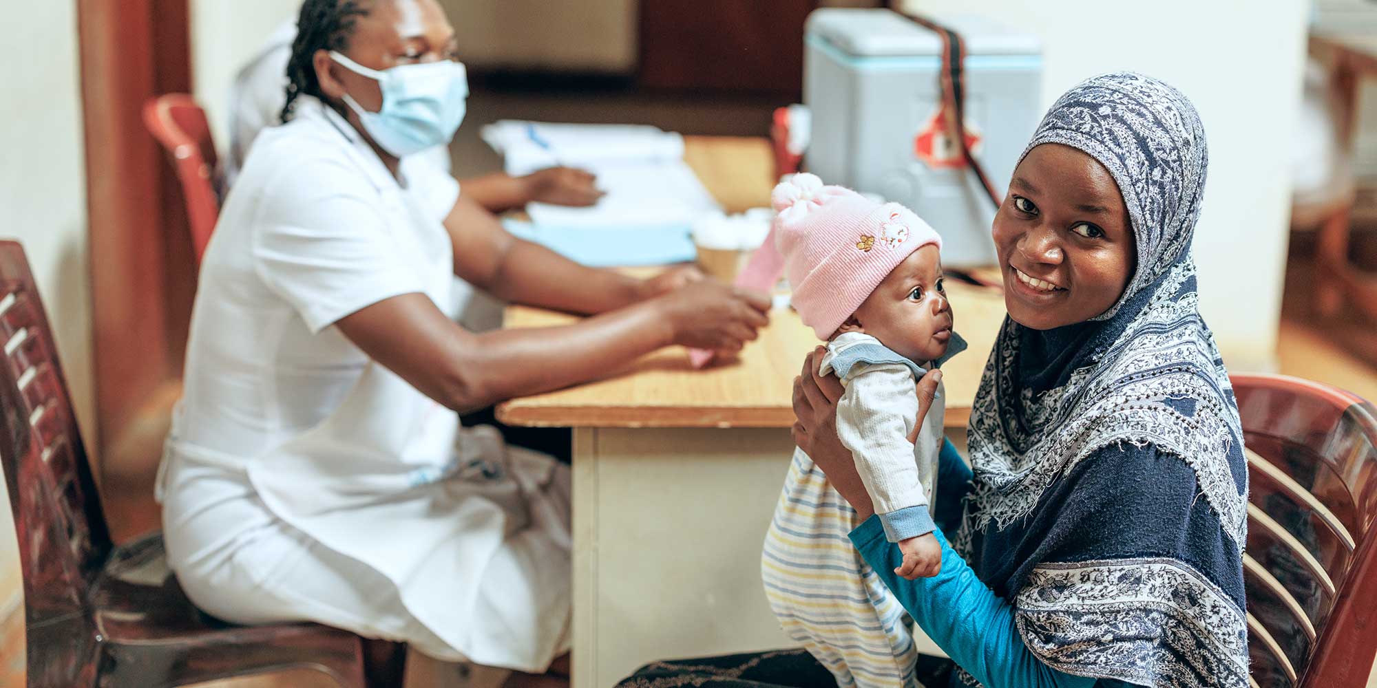 Shanita amène son bébé à la clinique HOPE pour les vaccinations et pour tous les autres problèmes de santé. Les infirmières lui ont dit que son bébé se porte très bien. Shanita a choisi cette clinique car elle est proche de chez elle. Elle espère que la clinique continuera à offrir des services à son bébé dans le cadre du programme de vaccination. Gavi/2024/Jjumba Martin