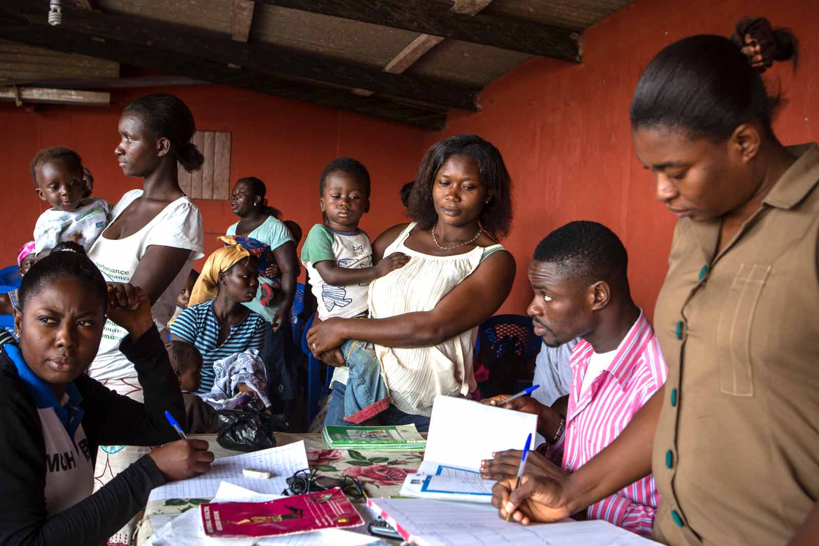 Les résultats remarquables du Ghana en matière de vaccination en font une nouvelle référence pour l’Afrique. Les programmes de vaccination du Ghana figurent parmi les plus performants des pays en développement. Le Ghana sert de plus de plus de modèle à ses voisins. Au centre de vaccination de Tutu, dans le district nord d’Akuapem, des familles viennent inscrire leurs enfants.