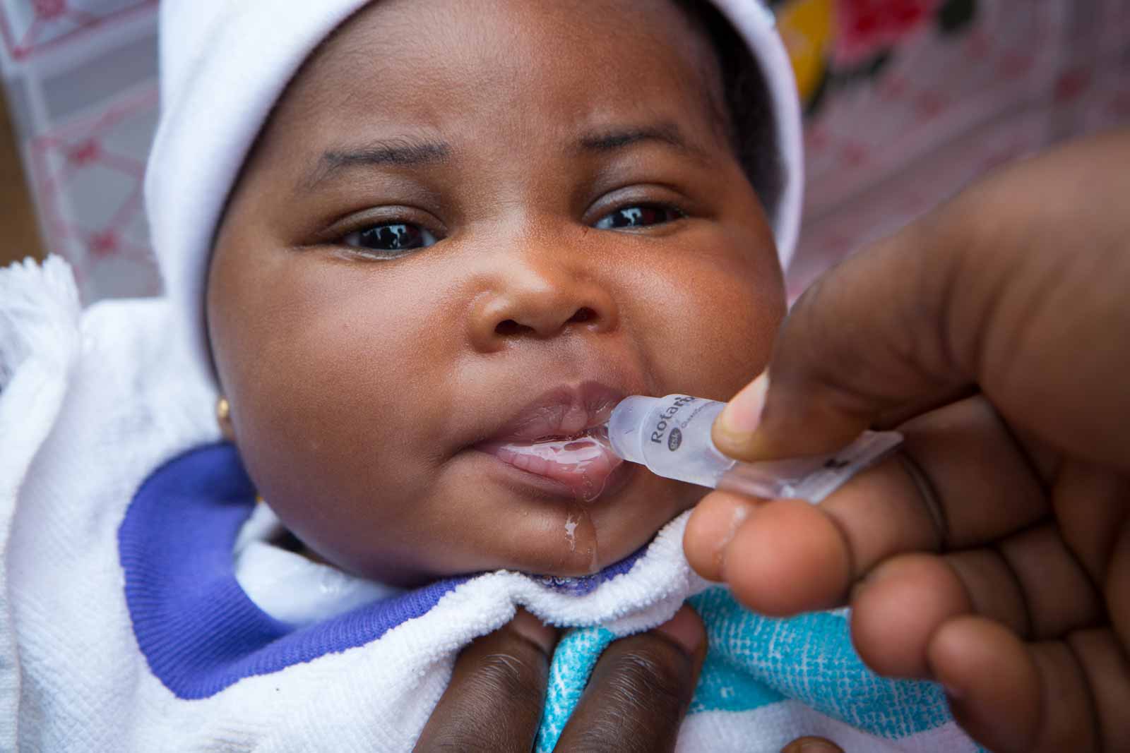   Un bébé reçoit le vaccin antirotavirus. La double introduction des vaccins antipneucoccique et antirotavirus a été considérée comme un test pour le Ghana. Elles ont toutefois eu lieu sans trop de heurts.