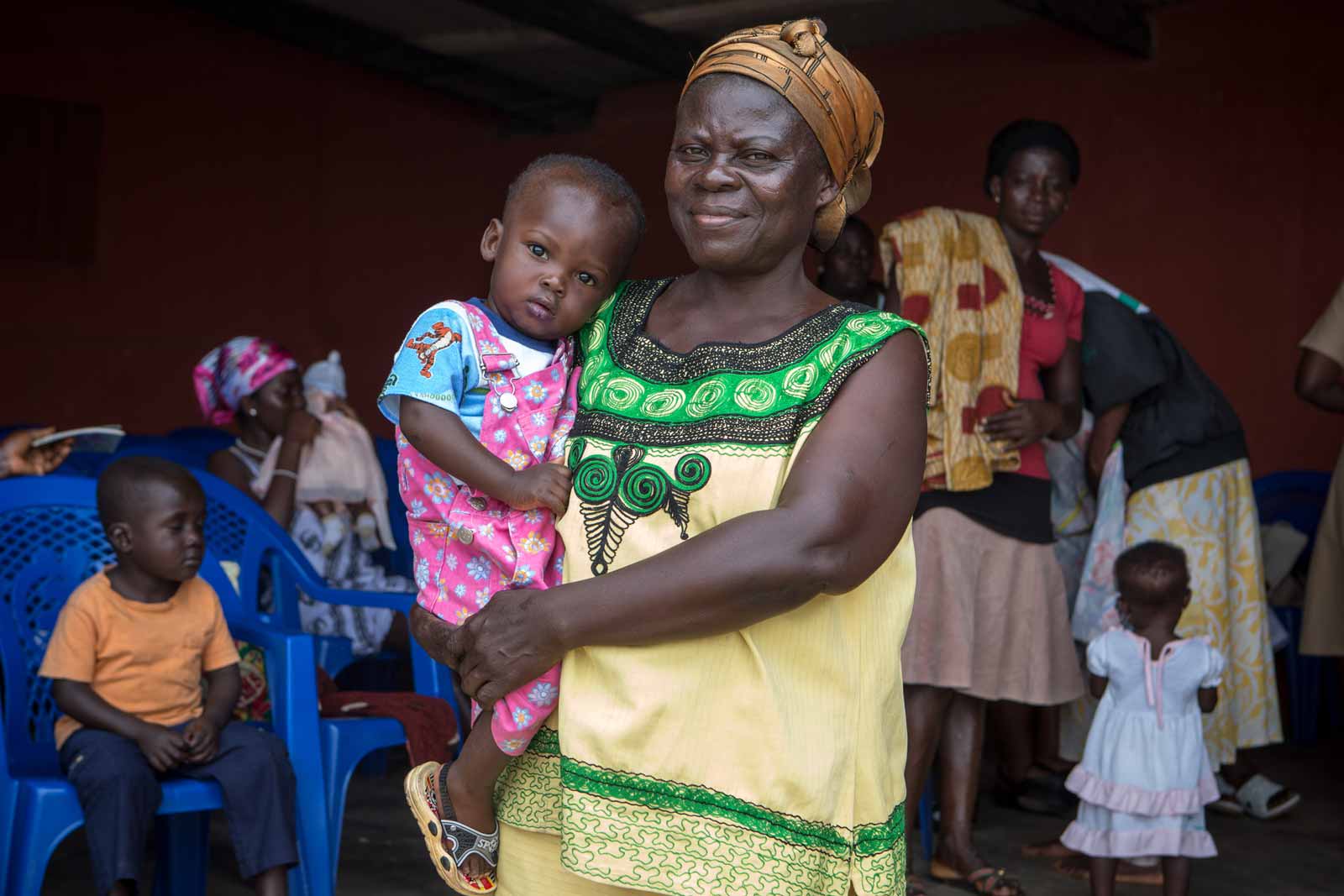   Esther Agiri a perdu sa sœur morte de la rougeole et a vu bon nombre d’enfants succomber à la diarrhée. Voici ce qu’elle nous dit à propos de son petit-fils Samwell, âgé de 16 mois : « Ce bébé a échappé à des souffrances parce qu’il a été vacciné. »
