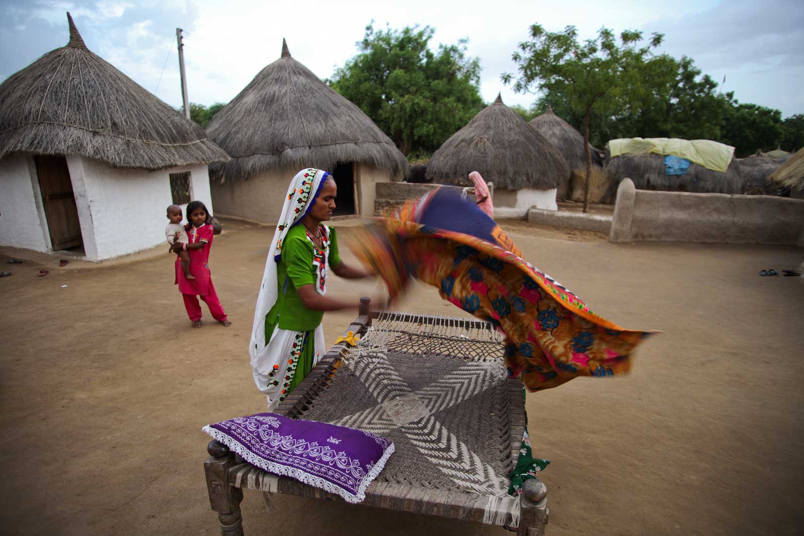   Après le petit déjeuner, Bai, âgée de 30 ans, accomplit les tâches ménagères quotidiennes. À l’instar d’autres femmes agents de santé partout au Pakistan, Bai a suivi une formation de six mois pour exercer cet emploi. Comme elle a accompli l’intégralité de son cursus scolaire, elle est également habilitée à administrer des vaccins.