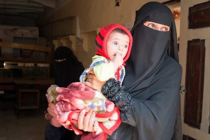 Owsaf Hashed Ali quitte le Centre de santé Al-Olofi avec sa mère. Elle vient d'être vaccinée contre le rotavirus.