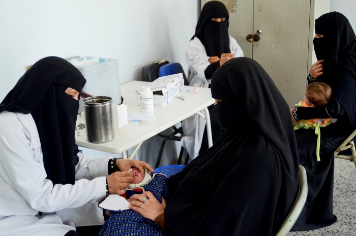 Le Dr Boshra Abu Taleb vaccine un enfant et explique aux mères l'importance de la vaccination pour protéger la santé de leurs enfants contre des maladies mortelles. Le rotavirus est la principale cause de décès dus à la diarrhée. Au Yémen, la diarrhée représente 11% des décès des enfants de moins de cinq ans.