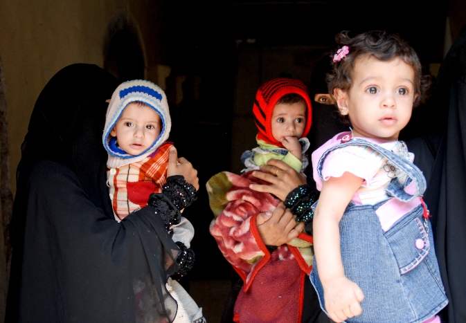 Le Yémen possède l'un des taux les plus élevés de mortalité infantile dans le monde, avec 77 décès pour 1 000 naissances vivantes comparativement à 41 décès pour 1 000 naissances vivantes dans l'ensemble du Moyen-Orient et de l’Afrique du Nord. Il est aussi le pays le plus pauvre de la péninsule arabique.