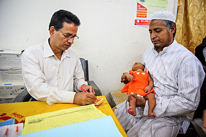 Kaosar Alam watches as a healthcare worker fills out his daughter Radia’s vaccine registration card in Dhaka, Bangladesh. While this means Radia can receive additional recommended vaccines in the future, many children – 20 million around the world – do not receive a basic course of vaccines, due largely to a lack of registration at birth. Gavi and partners will be piloting a project in Bangladesh in early 2020 to try to address this issue by creating digital identities for children under 5. If successful, t