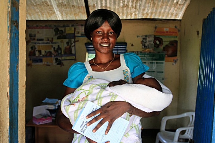 Midwives told Keji’s mother, Jackline Juan, 20, about the importance of vaccinations when she gave birth at a nearby hospital. She says the fact that her daughter can be immunised with just three injections with pentavalent, instead of nine before, saves her time and causes less pain to her baby. “All of us here are coming for this new medicine now we have heard about it,” she says. 