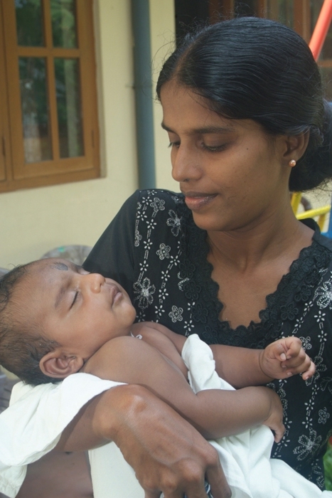 When 30-year-old Arosha suffered her first bouts of morning sickness, her mother quickly informed Saroji. “The midwife came to visit and gave some reminders about regular checkups at the local clinic,” says Arosha.