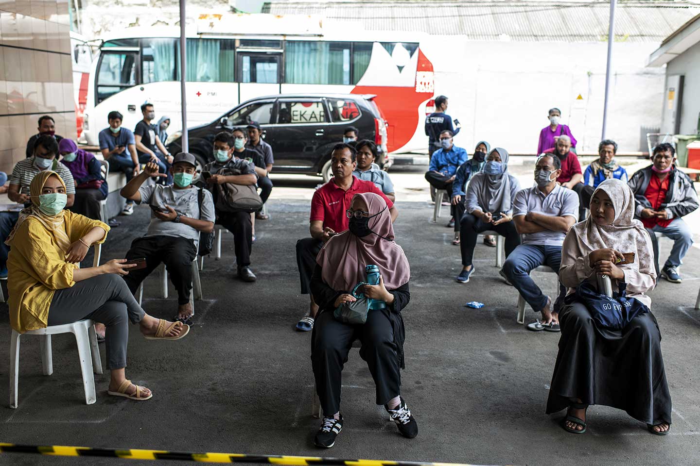 Resident queue and keep social distancing for blood donations at the PMI (Palang Merah Indonesia) office during Covid-19 outbreak in Central Jakarta, Indonesia on April, 2020.  Credit: UNICEF/2020/Arimacs Wilander