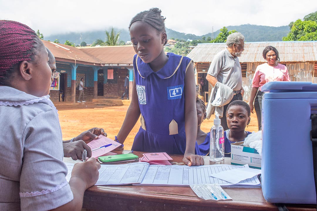 « Un moment charnière » : la Sierra Leone met le vaccin contre le VPH à la disposition des filles à travers le pays. Plus de 150 000 filles à travers la Sierra Leone auront accès au vaccin contre le VPH après que le gouvernement l'aura introduit dans le programme de vaccination systématique. Gavi/2022/Joshua Kamara