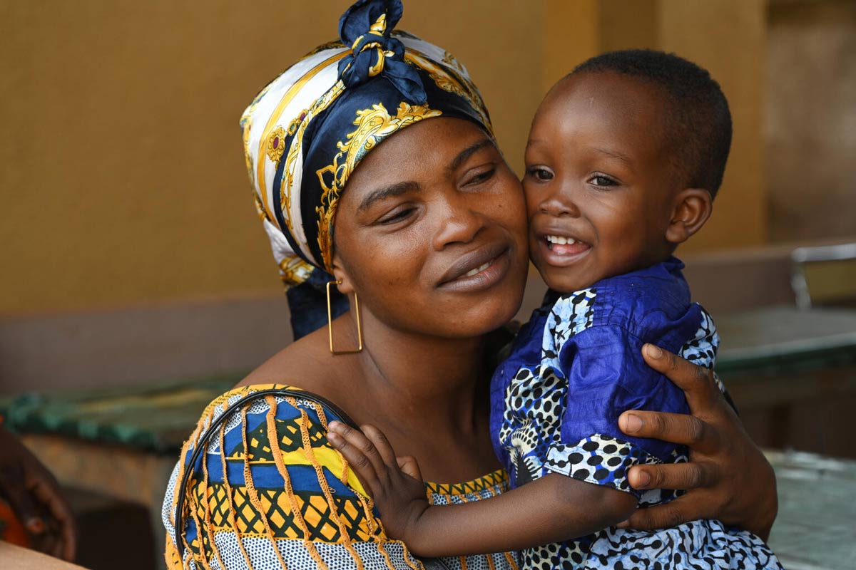 A mother with her child at the Pietro Bonili Health Center, northwest Cote d’Ivoire. Credit: UNICEF/UN0841737/Dejongh