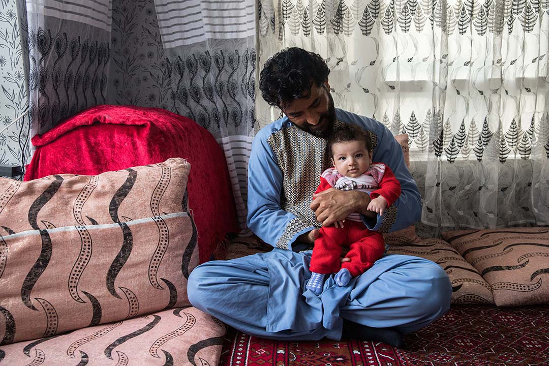 Ajmal Sediqqi, 37 ans, vit à Kaboul, en Afghanistan, et est père de 3 enfants. Il possède une épicerie. Lui et sa femme ont été vaccinés contre le COVID-19. Tous ses enfants ont été vaccinés contre le DTC et la polio. &quot;Les vaccins protègent des maladies.&quot; Arkan, 3 mois, a reçu une première dose trois jours plus tôt. Gavi/2023/Oriane Zerah