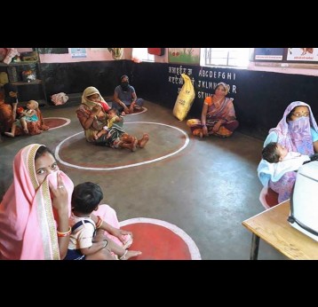 Des mères respectent la distanciation sociale lors d'une vaccination de routine en Inde, Raipur. Crédit: Anjali Ray/2020.