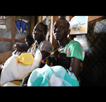 Les mères amènent leurs enfants pour la vaccination de routine. Crédit : © OIM 2020 / Liatile Putsoa