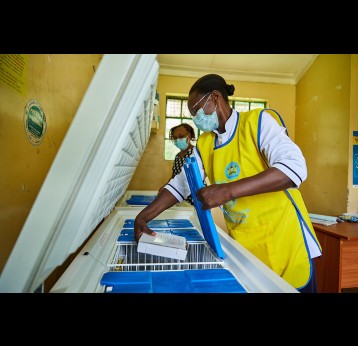 Janet Mula, infirmière du PEV, récupère des flacons de vaccin contre le paludisme dans un réfrigérateur de l'hôpital du comté de Malava, à Kakamega, au Kenya. Crédit : Gavi/2021/White Rhino Films-Lameck Orina