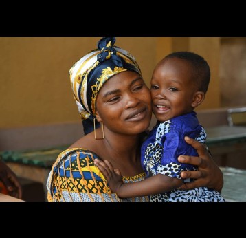 A mother with her child at the Pietro Bonili Health Center, northwest Cote d’Ivoire. Credit: UNICEF/UN0841737/Dejongh