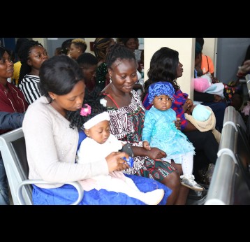 Mothers wait to have their babies vaccinated in Nkwen, Bamenda. Credit: Akem Olives Nkwain