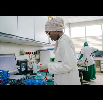 Une scientifique au laboratoire de l'Institut Pasteur de Dakar. Crédit : Gates Archive / Carmen Abd Ali