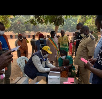 Un vaccinateur administre le vaccin contre la rougeole à un enfant à Yoko, région du centre du Cameroun. Crédit Messinde Otthou