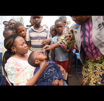Campagne pour le vaccin oral contre le choléra à Goma, en RDC, avec le soutien de l'OMS et de Gavi. Crédit : WHO/Eugene KABAMBI