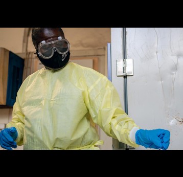 A health worker in protective clothes in DRC. Credit: Gavi/2021