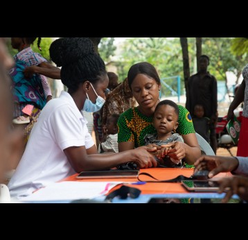 Akosombo, région Orientale du Ghana : enregistrement des données biométriques d'un enfant dans une nouvelle base de données, lors d’une séance de vaccination communautaire associée à un contrôle médical. Gavi/2022/Nipah Dennis 