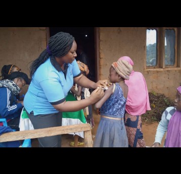 Une petite fille est vaccinée contre le papillomavirus, qui cause le cancer du col de l'utérus, au Ndu Baptist Health Centre au nord-ouest du Cameroun. Crédit : CBCHS