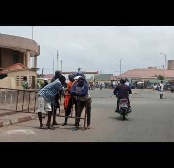 A la frontière principale Togo-Ghana, les citoyens craignent le virus de Marburg. Crédit : Nephthali Messanh Ledy