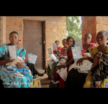 De nombreuses femmes du Haut Lomami font de la vaccination de leurs enfants une priorité. Crédit : Yves Ndjadi/PATH RDC