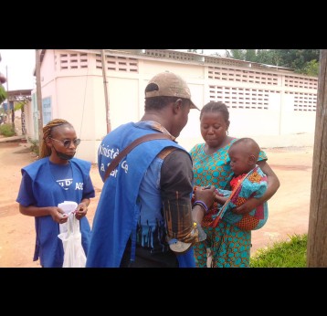 Des vaccinateurs marquent le doigt d'un enfant ayant reçu le vaccin oral contre la poliomyélite à Kodomé, quartier situé à l’ouest de Lomé, le 18 août 2022. Crédit : Nephthali Ledy