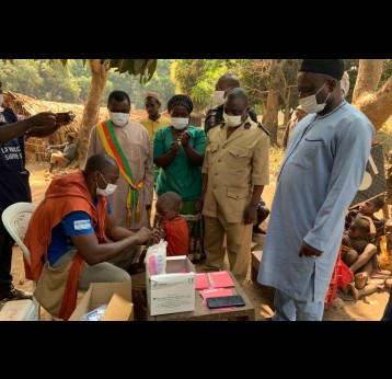 Un enfant de Yoko, région du centre du Cameroun, reçoit une dose de vaccin contre la rougeole. Crédit : Messide Otthou