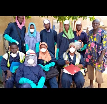 Une équipe d'agents pulvérisateurs pour lutter contre le paludisme à Mopti. 