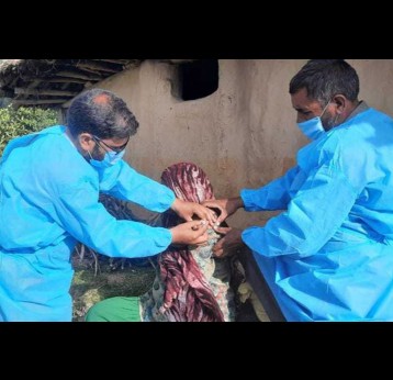 Health workers vaccinating a pregnant woman in the mountains after trekking on foot for more than six hours. Credit: Nasir Yousufi