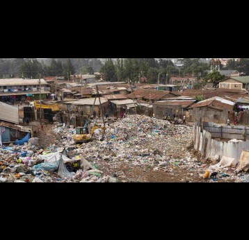 A Kawangware, un bidonville de Nairobi, les déchets s'accumulent entre les habitations et sur le chemin de l'école, menaçant la santé des habitants. Crédit: Claudia Lacave / Hans Lucas. 