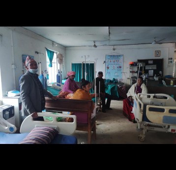 Patients à l'hôpital de Jajarkot. Crédit : Rajendra Karki