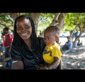 Une mère et son enfant lors d'une session de sensibilisation à la santé communautaire dans une zone rurale au nord-ouest de Maputo. Crédit : Gavi/2020/Svetlomir Slavchev