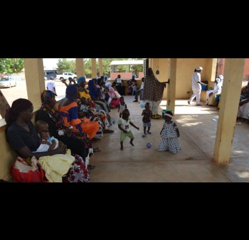 Les familles attendent leur tour pour recevoir le vaccin contre la fièvre jaune au CSPS de Bangporé. Crédit : Abdel Aziz Nabaloum