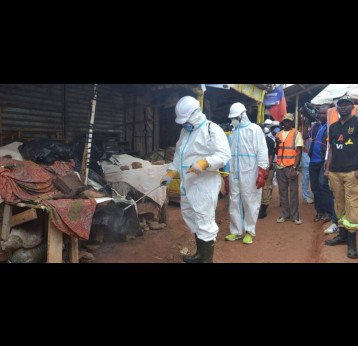 Les travailleurs de la commune de Yaoundé VI se sont lancés dans une campagne massive de désinfection des différents marchés locaux pour lutter contre le choléra. Crédit : Sandrine Moma